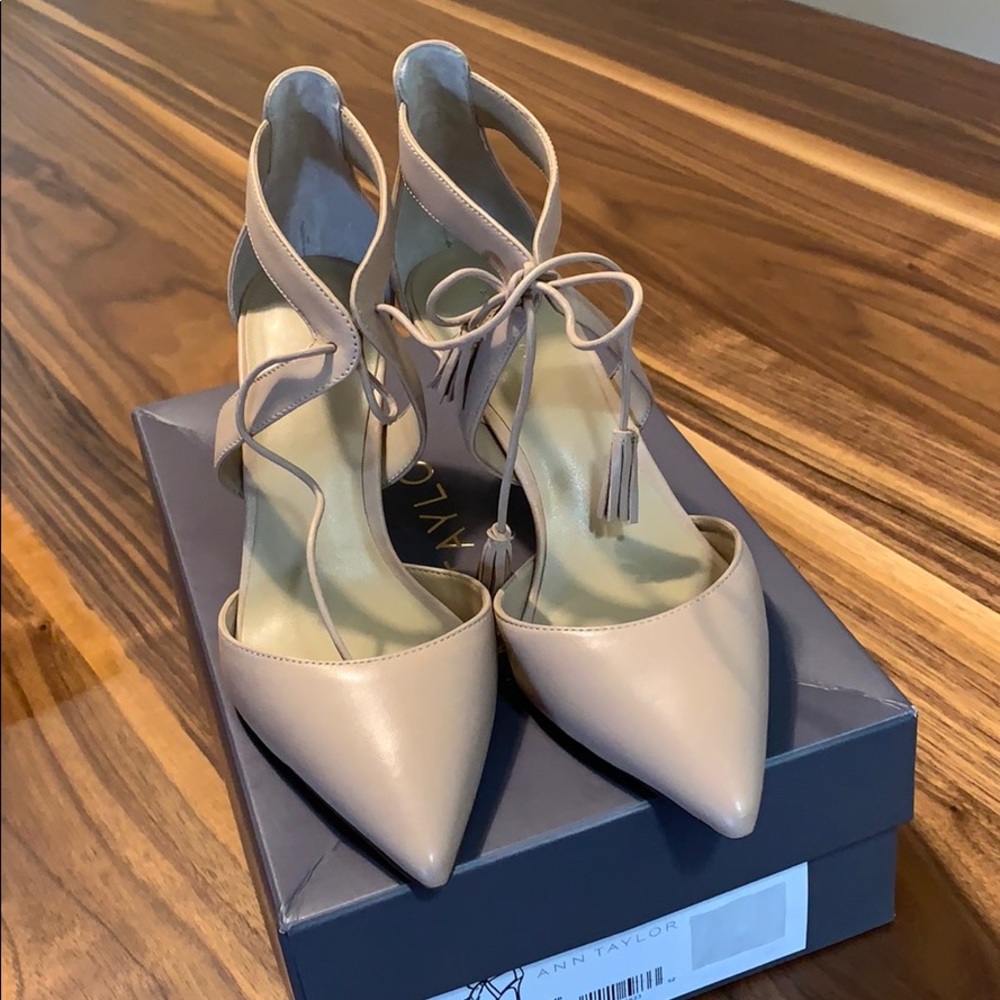 Ann Taylor Carson Lthr Tassel Pumps size 8
